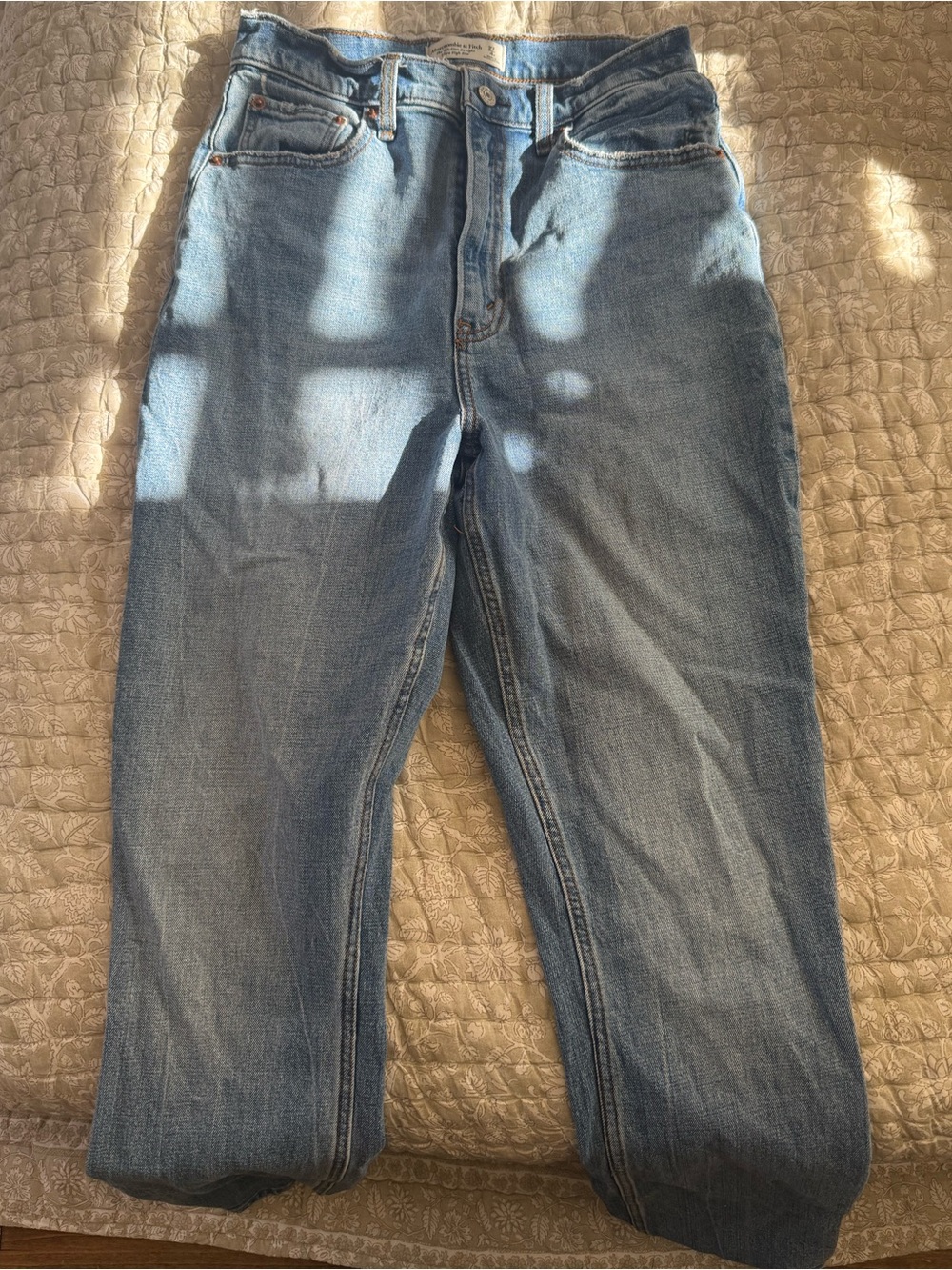 ABERCROMBIE ULTRA HIGH RISE SLIM STRAIGHT CURVE LOVE JEANS